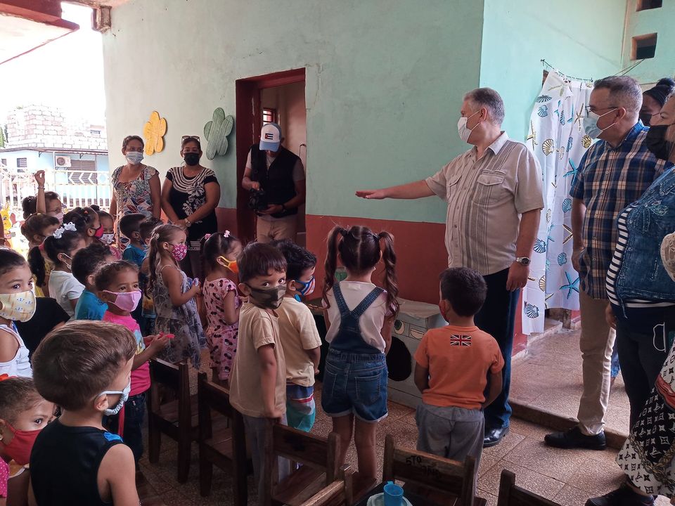 Alejandro Gil Fernández visita la Casita Infantil de la escuela primaria Ángel Romero Moa